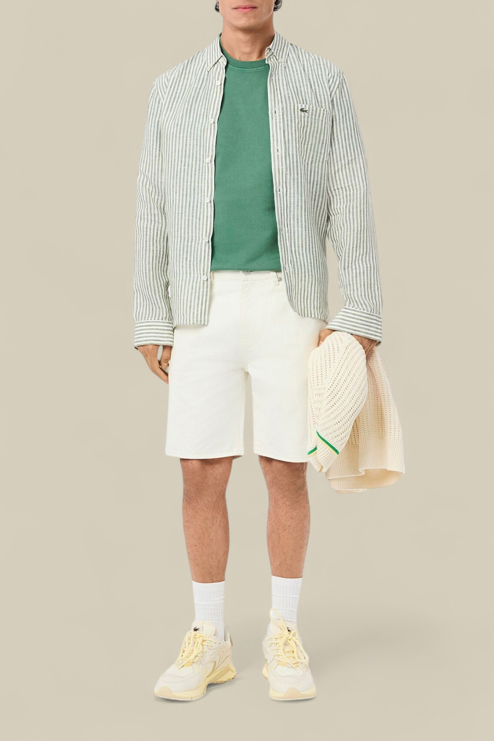 תמונת כל הלוק של חולצת טי